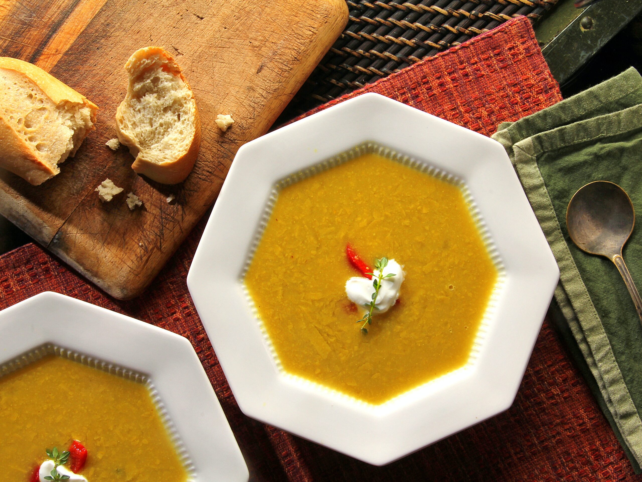 La diferencia entre sopa y caldo puede variar según la región y la cultura, pero generalmente se refiere a la consistencia y los ingredientes utilizados.